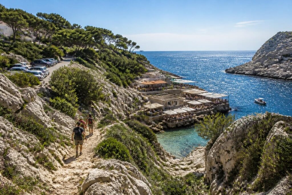 découvrez la calanque de callelongue à marseille : guide complet pour la randonnée, les meilleurs restaurants à proximité et les conseils d'accès pour une visite réussie.